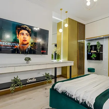 Golden Greens - Luxury Design & Self Check-in Apartment