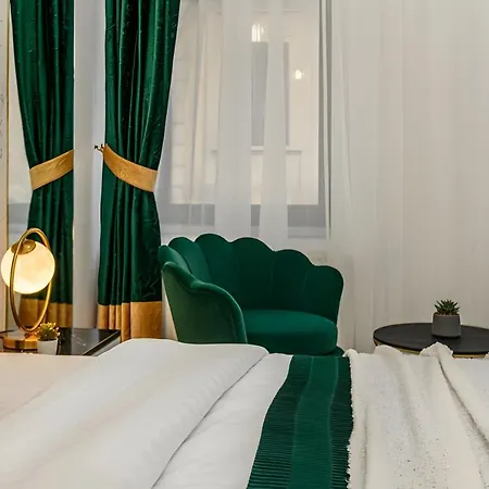 Golden Greens - Luxury Design & Self Check-in Apartment